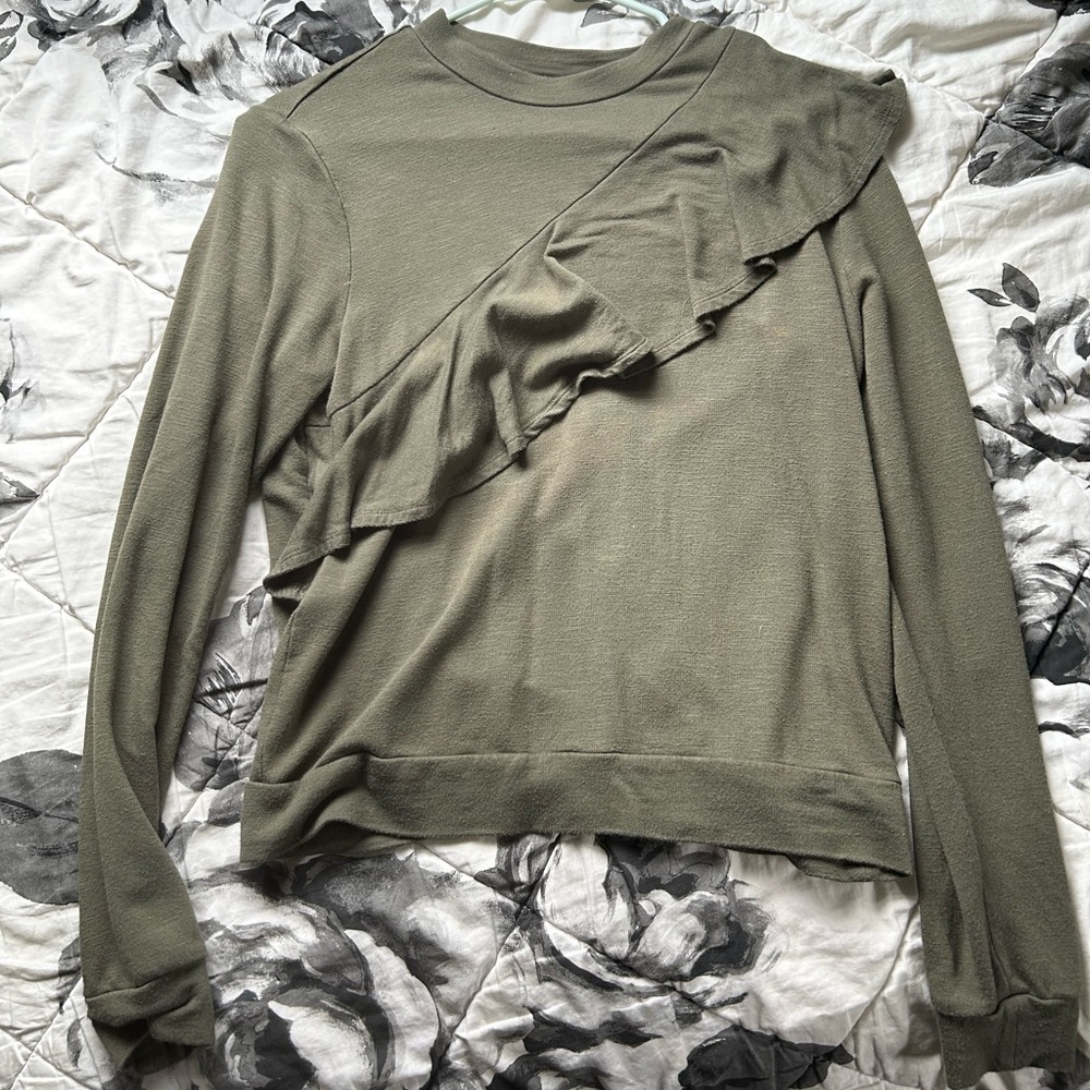 Relaxed green long sleeve with ruffles